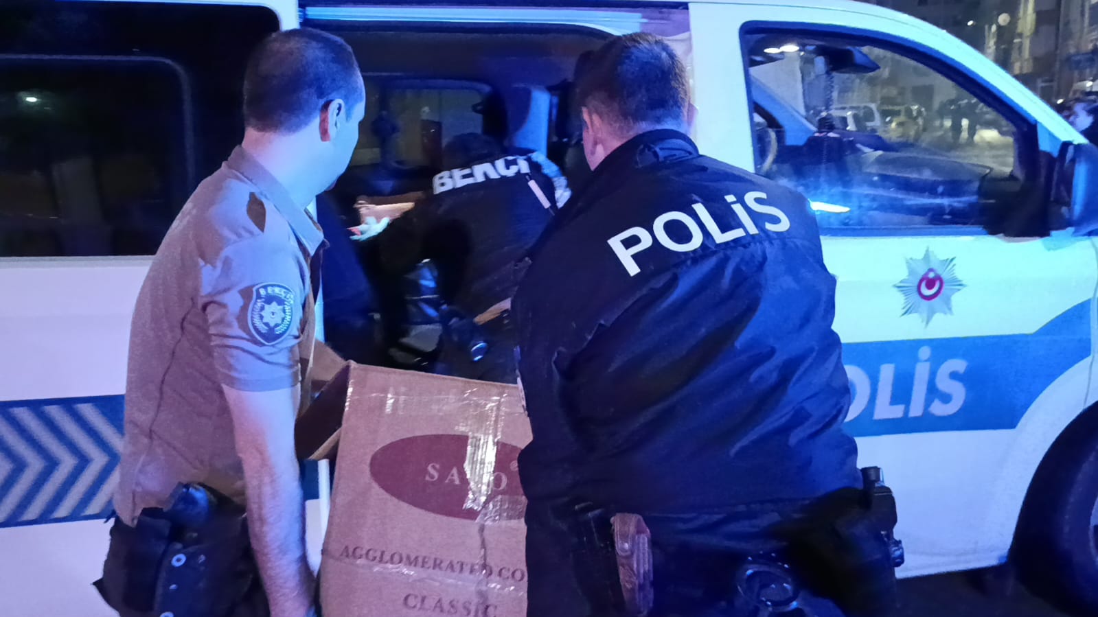 Edirne'de kadına şiddet ihbarı üzerine bir minibüsü durduran polis ekipleri, araçta ve sürücünün deposunda yaptığı aramada piyasa değeri 3 milyon TL olan uyuşturucu madde ve kaçak ürün ele geçirdi.